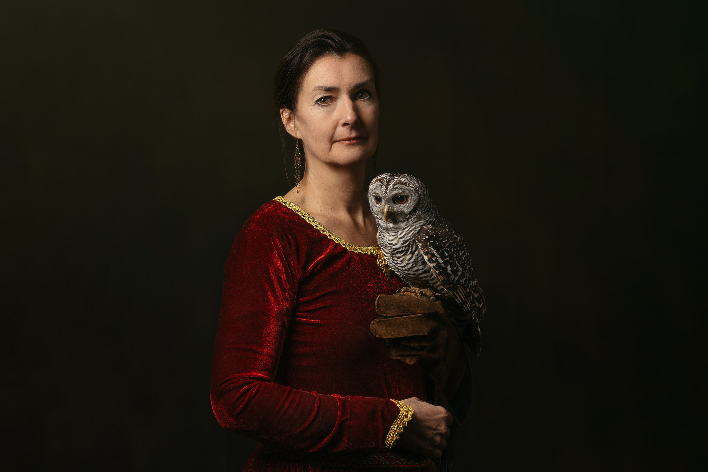 Nő vörös ruhában bagollyal, festői Fine Art portré